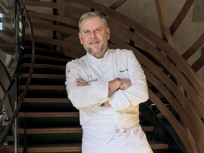 In der Les Haras Brasserie in Straßburg trifft Geschichte auf lebendige Gastlichkeit. Unter der Leitung von Chef de Cuisine François Baur verwandelt sich das ehemalige Stallgebäude in einen Ort, an dem täglich mehrere Hundert Gäste empfangen werden. Seit vielen Jahren an seiner Seite: das Service-Bund Unternehmen Zink und Fachberaterin Vanessa Preschle. In der Les Haras Brasserie in Straßburg trifft Geschichte auf lebendige Gastlichkeit. Unter der Leitung von Chef de Cuisine François Baur verwandelt sich das ehemalige
Stallgebäude in einen Ort, an dem täglich mehrere Hundert Gäste empfangen werden. Seit vielen Jahren an seiner Seite: das Service-Bund Unternehmen Zink und Fachberaterin Vanessa Preschle.