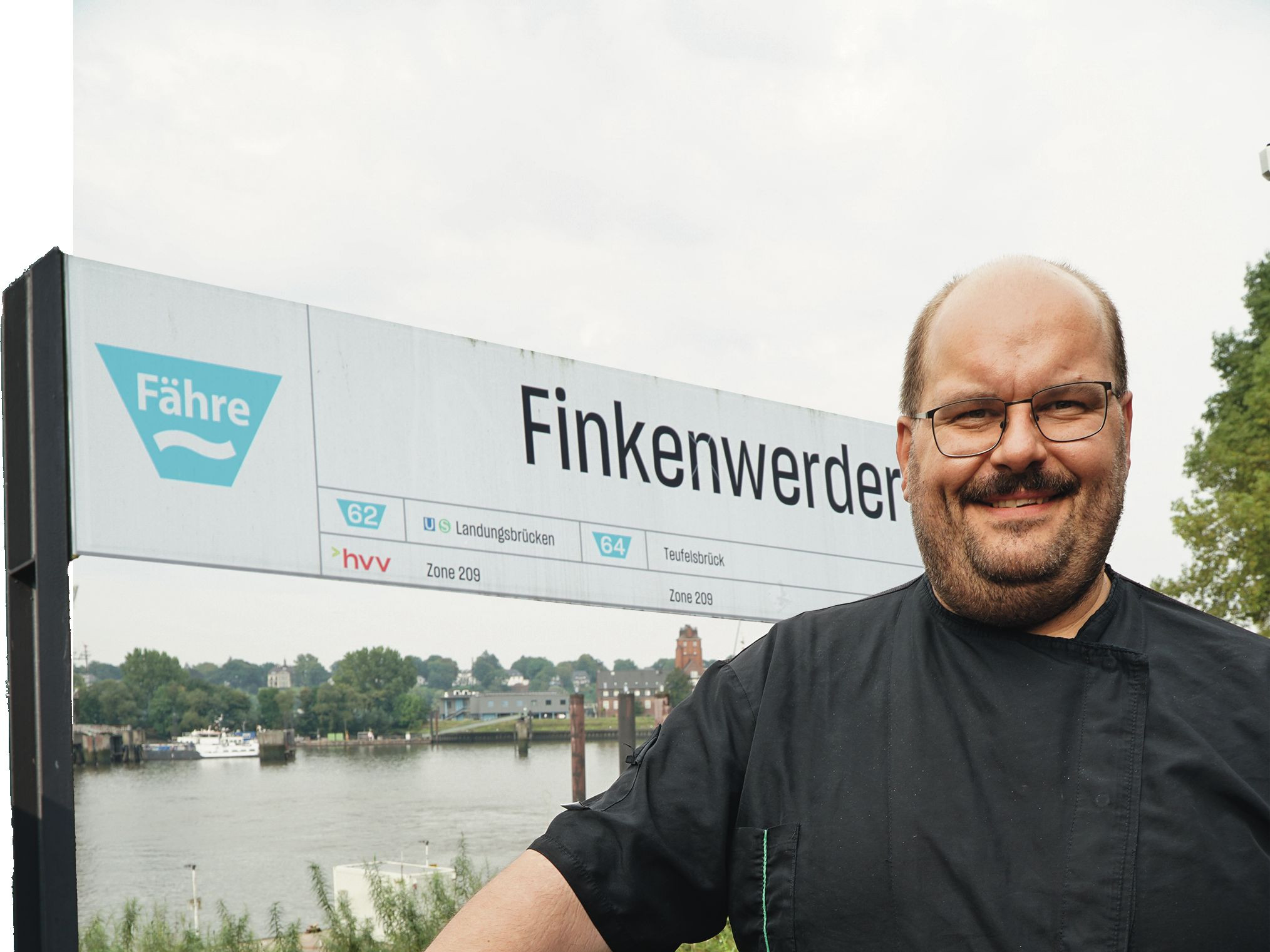 Timo Bobzin vor der Fähren-Haltestelle