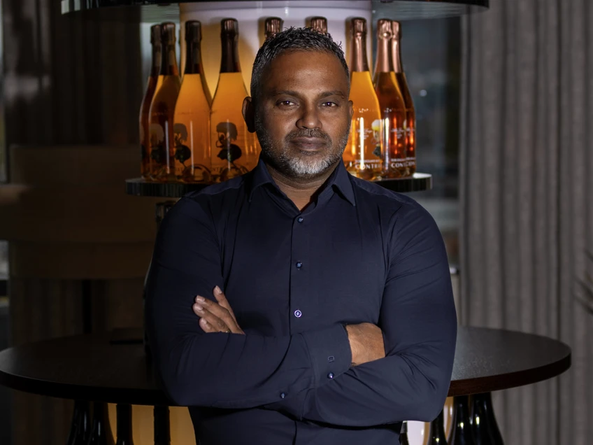 Er ist Gastgeber, Unternehmer, Visionär: Sridevan Sriskandarajah lebt Gastronomie mit jeder Faser. Mit seiner GS Gastronomie GmbH betreibt er verschiedene Konzepte im Ostalbkreis – vom Fine Dining bis zur Weinbar – und beweist, dass Vielfalt, Teamgeist und starke Partnerschaften das Rezept für nachhaltigenErfolg sind. An seiner Seite: OMEGA SORG und Key-Accounter Patrick Bieg, die ihn seit Jahren begleiten. Er ist Gastgeber, Unternehmer, Visionär: Sridevan Sriskandarajah
lebt Gastronomie mit jeder Faser. Mit seiner GS Gastronomie GmbH betreibt er verschiedene Konzepte im Ostalbkreis – vom Fine Dining bis zur Weinbar – und beweist, dass Vielfalt, Teamgeist und starke Partnerschaften das Rezept für nachhaltigenErfolg sind. An seiner Seite: OMEGA SORG und Key-Accounter Patrick Bieg, die ihn seit Jahren begleiten.